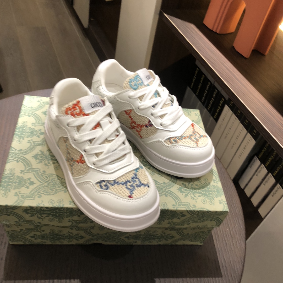 Children's shoes child